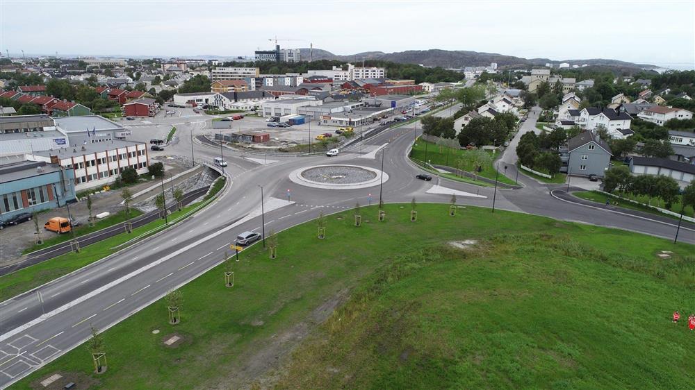 Rundkjøring i byområde - Klikk for stort bilde