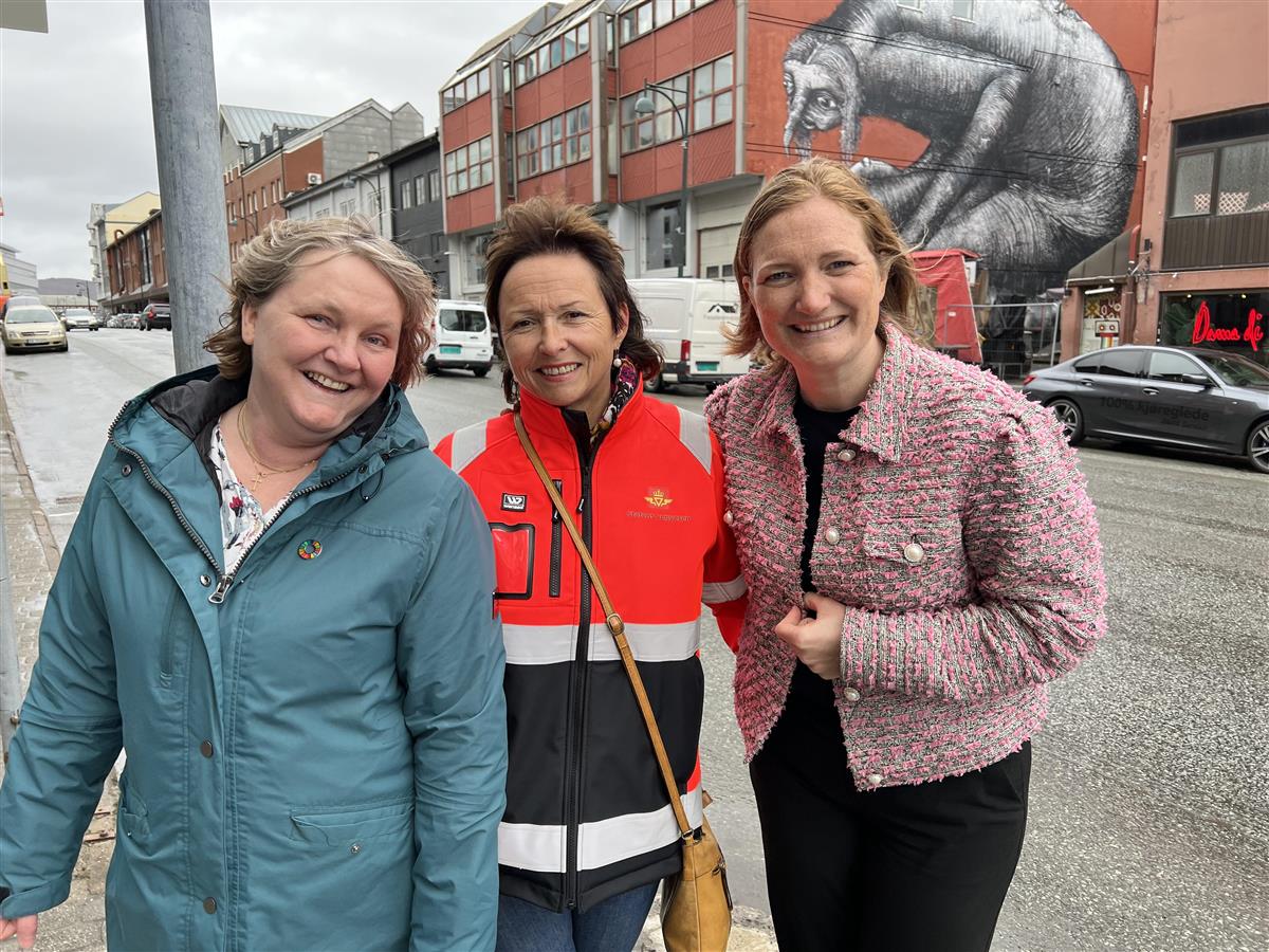 Tre glade damer fra bypakkens styringsgruppe i Sjøgata i Bodø.  - Klikk for stort bilde