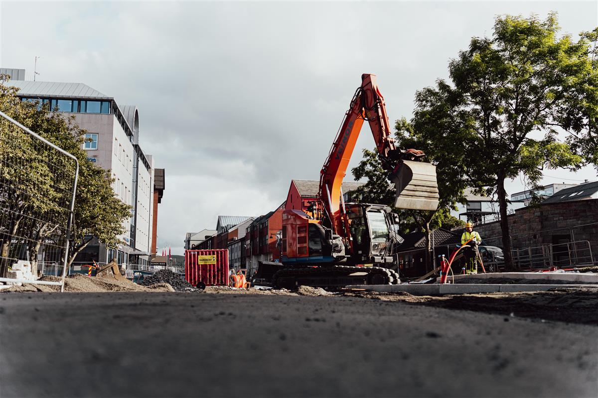 Gravemaskin på et anleggsområde i Sjøgata - Klikk for stort bilde