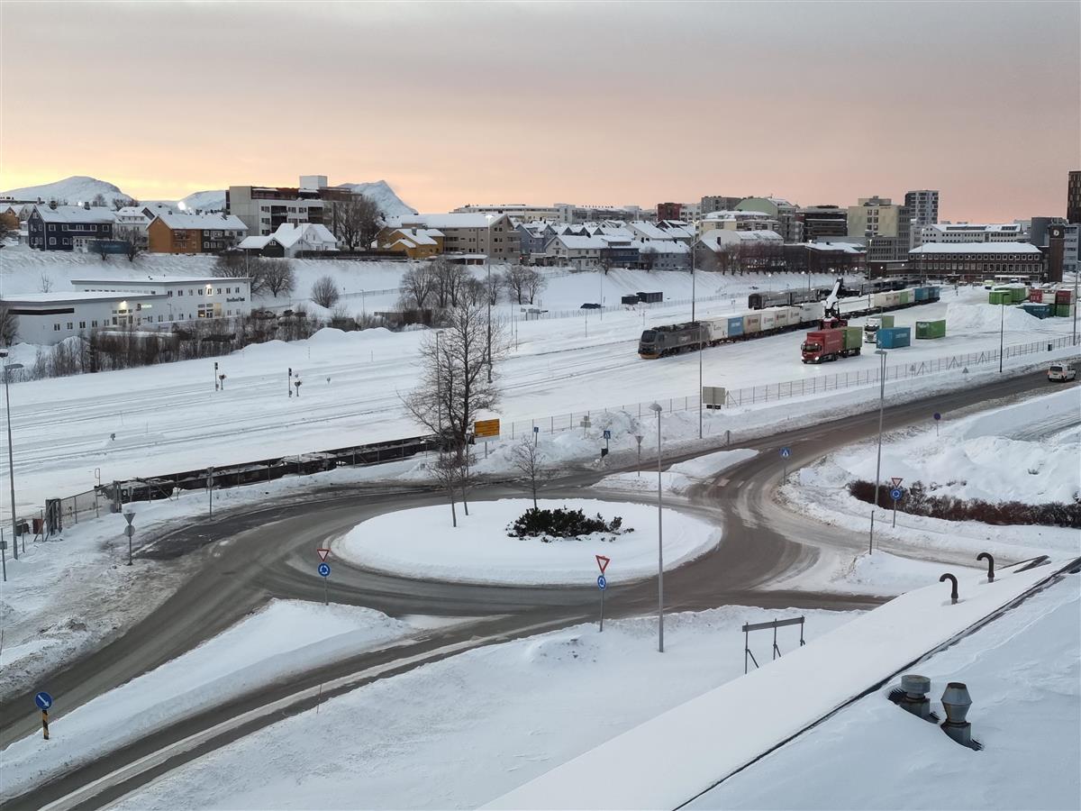 Bildet viser et oversiktsbilde av rundkjøringen ved Bodø havn på Rønvikleira, og hvordan den nye gangstien ser ut - Klikk for stort bilde