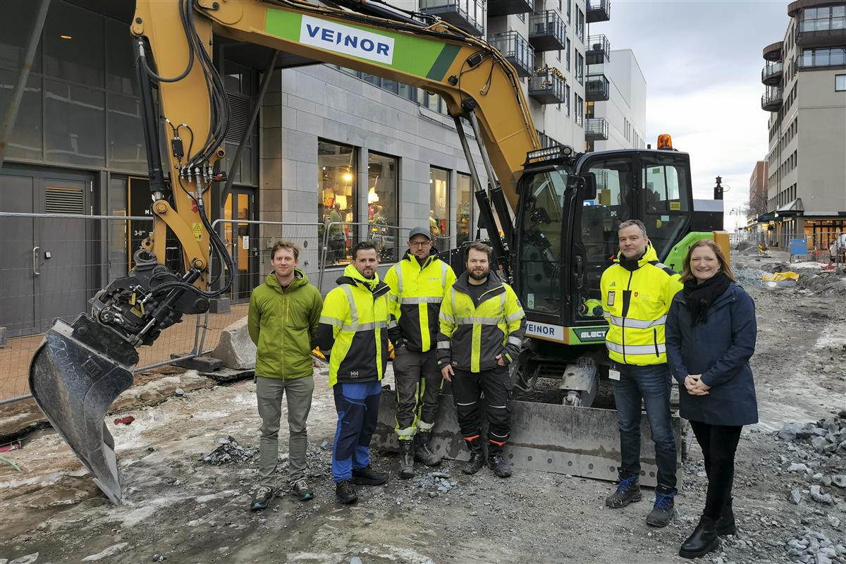 Ordfører Ida Pinnerød møtte tirsdag media sammen med flere representanter fra både kommunen og entreprenøren Veinor for å fortelle om satsingen på bruk av utslippsfrie anleggsmaskiner i dette Bypakke Bodø-prosjektet i Sjøgata.  - Klikk for stort bilde